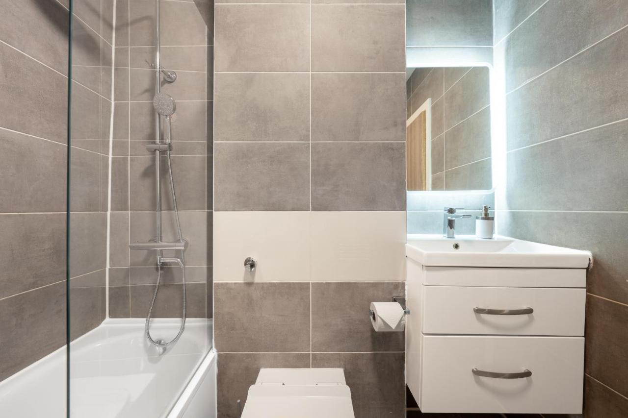 Apartament Ashview 8 - Heathrow - Business - Free Parking Staines-upon-Thames Zewnętrze zdjęcie